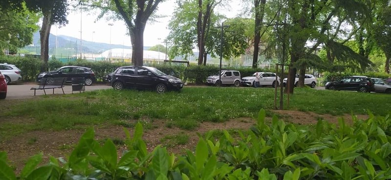 L'assedio del quartiere con auto anche dentro il giardini di viale Malta