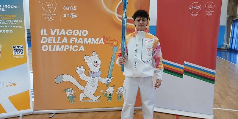 Un giovane tedoforo Toscano alla staffetta olimpica verso Milano-Cortina 2026