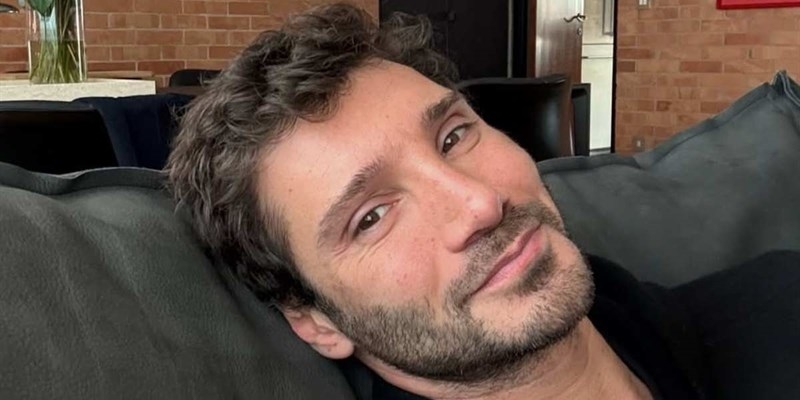 Stefano De Martino lancia una nuova tendenza per il Natale 2025, l'albero nel suo salone conquista tutti