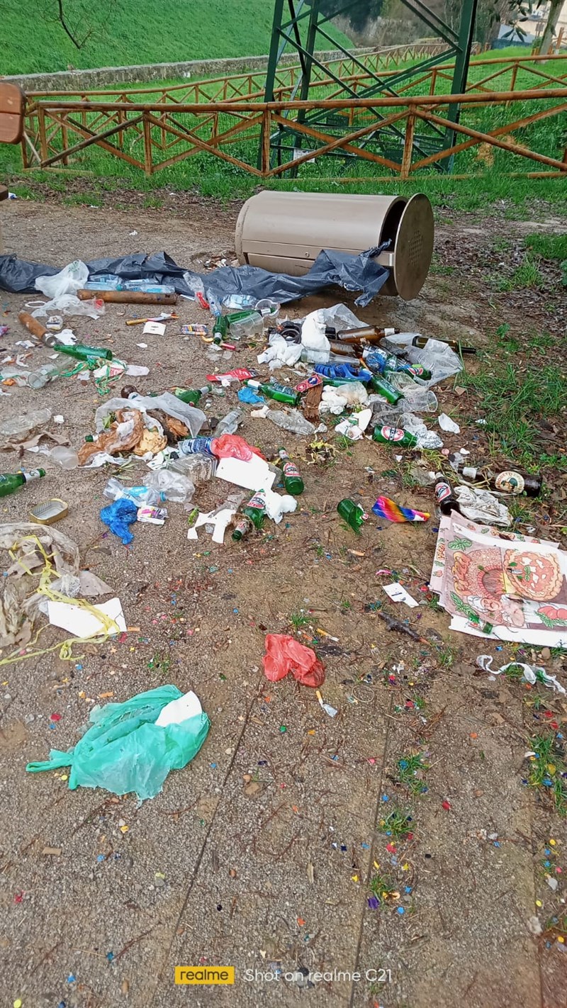 Vandali in azione nel  nuovo giardino