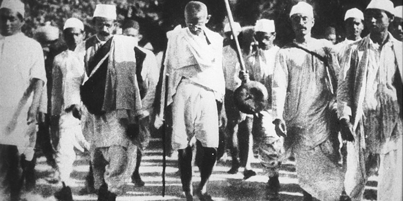 1930 - Inizia la marcia di Ghandi
