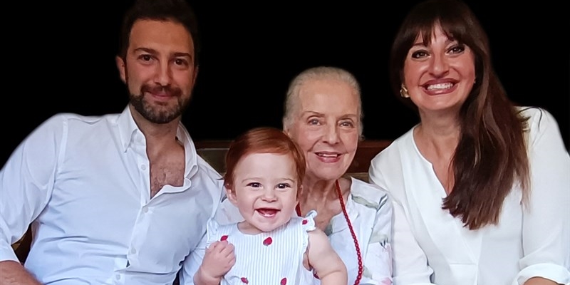 Quattro generazioni in una foto, con la piccola Tessa