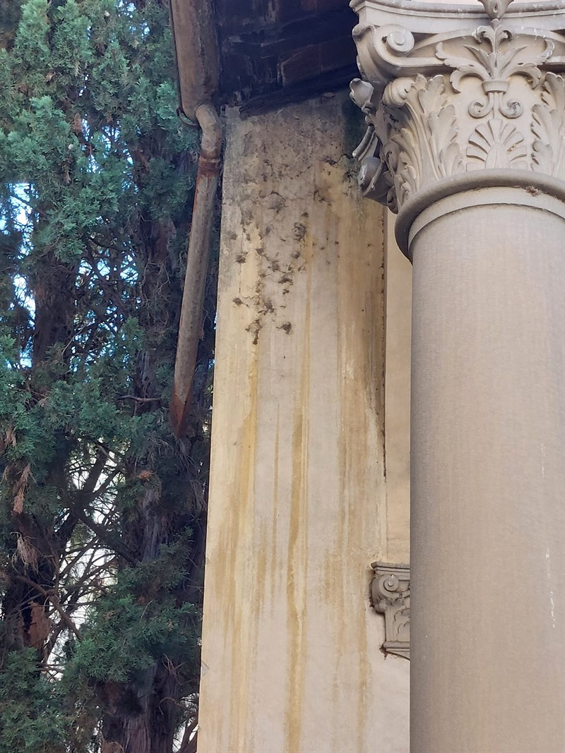 Particolare del tabernacolo abbandonato oggi