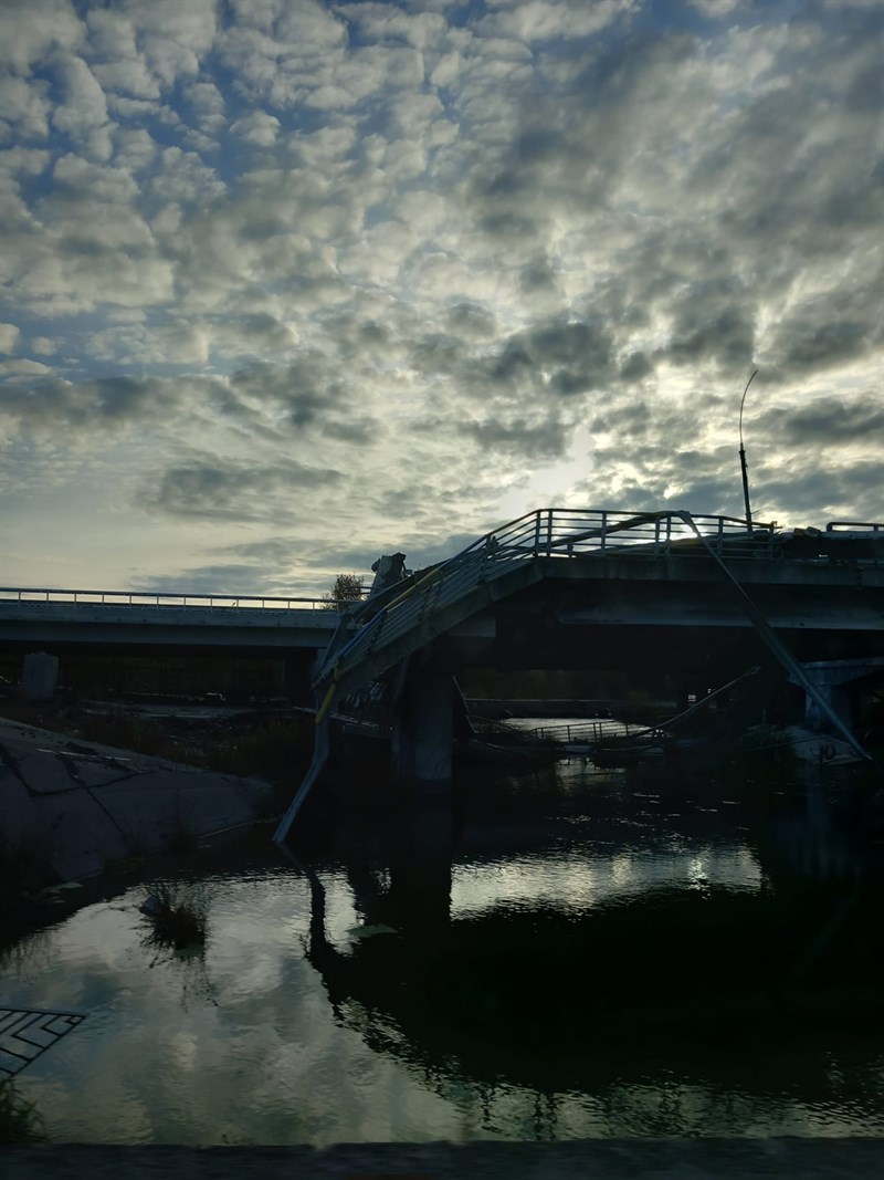 Un ponte distrutto per non fare passare l'invasore