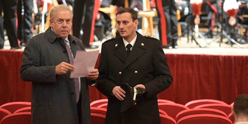 Simone Bettini del Lions Club Mugello con il Capitano Francesco Ferrara. 