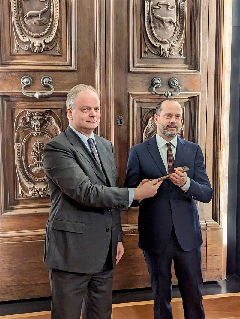 Il simbolico passaggio di consegne