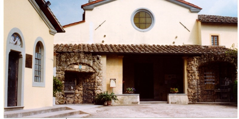 La chiesa del convento di San Carlo e a sinistra il Cenacolo del T.o.f.