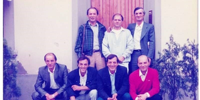 Vanni Verdi, i primo a sinistra accosciato, insieme ad alcuni suoi fratelli davanti alla loro vecchia  casa a Zeti