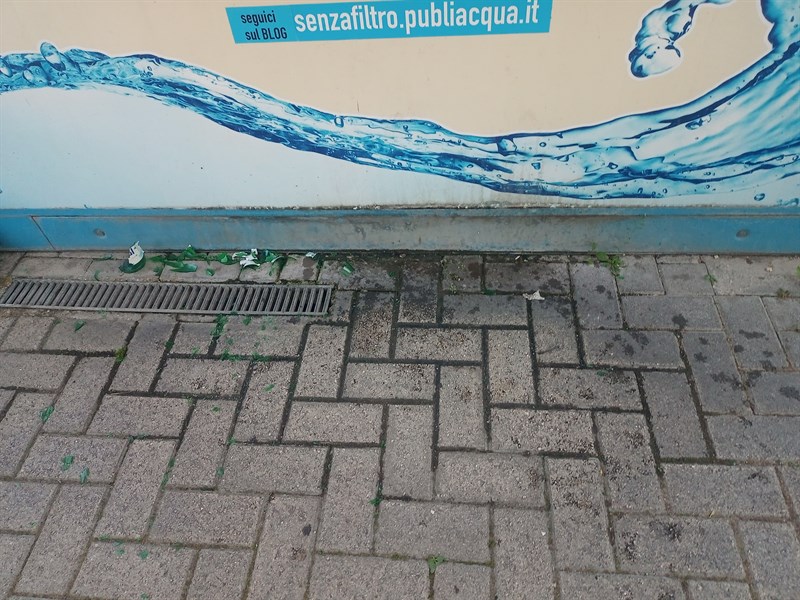 i vetri rotti in terra