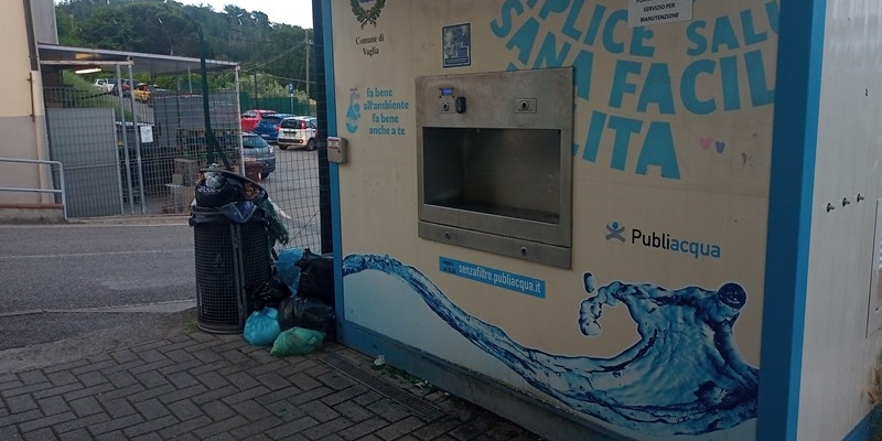 La montagna di sacchetti accanto al fontnanello