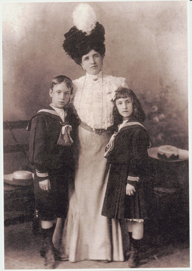 La Signora  Vittoria Galli Contini Bonaccossi con i figli  Sandro Augusto e Vittoria. 