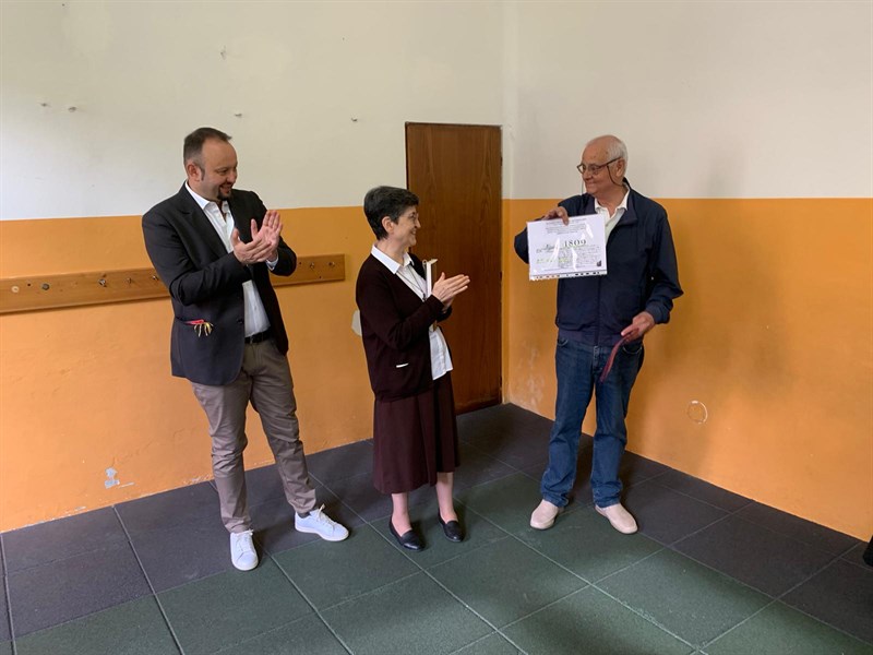 La consegna alla Madre Generale dei libro sul Mugello e gli attestati  