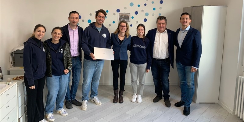 Alcuni animatori di Notte di Note assieme al Rotary Club Firenze Granducato nel momento della consegna del computer