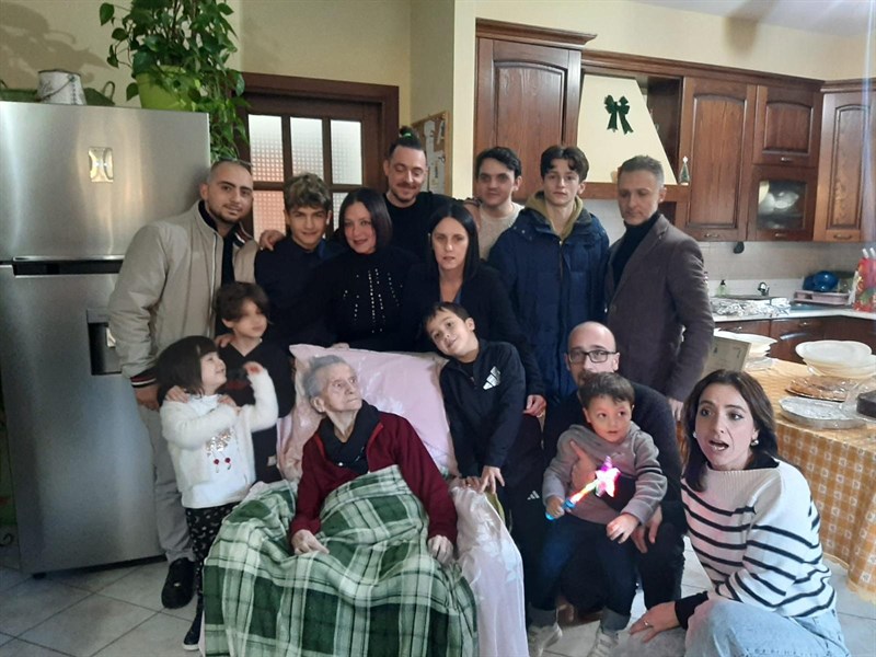 In mezzo a tuti io suoi cari 