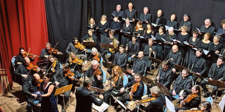 L’Orchestra da Camera Fiorentina e la Corale Santa Cecilia  nell’applaudito concerto dello scorso dicembre 2023 al  Teatro Giotto di Borgo San Lorenzo.