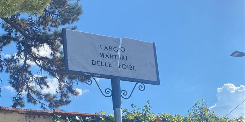 Ancora danneggiata la targa