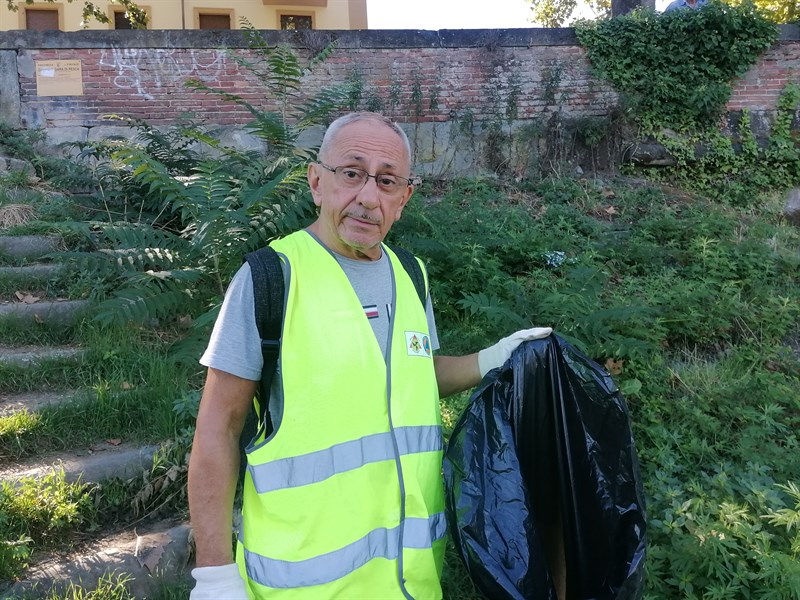 Giovanni con un altro dei sacconi rirmpiti