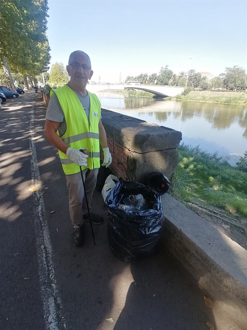 Giovanni mostra uno dei sacconi raccolti sul greto dell'Arno sotto la spalletta di piazza Ferrucci