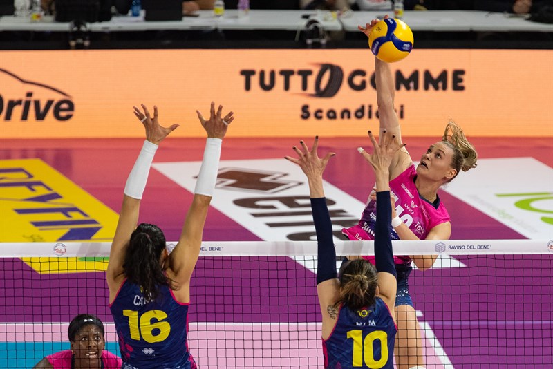 Savino Del Bene Scandicci e Vero Volley Milano in una azione di gioco.