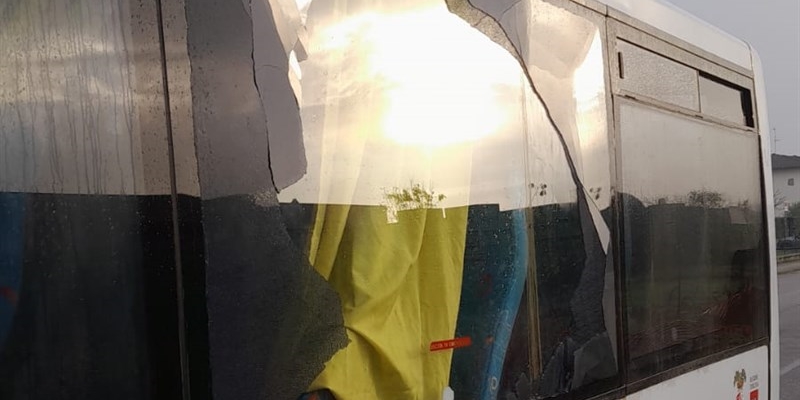 Il vetro rotto al pulman