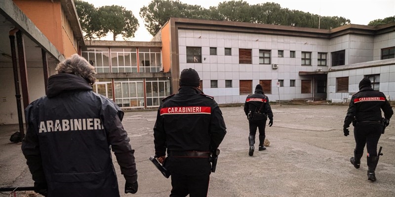 Scandicci, i Carabinieri passano al setaccio l'ex istituto Alberti
