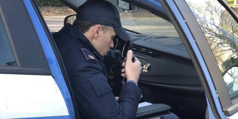 Furto con vetrina infranta in un’autoscuola a Novoli: arrestato un 18enne e denunciato un minore