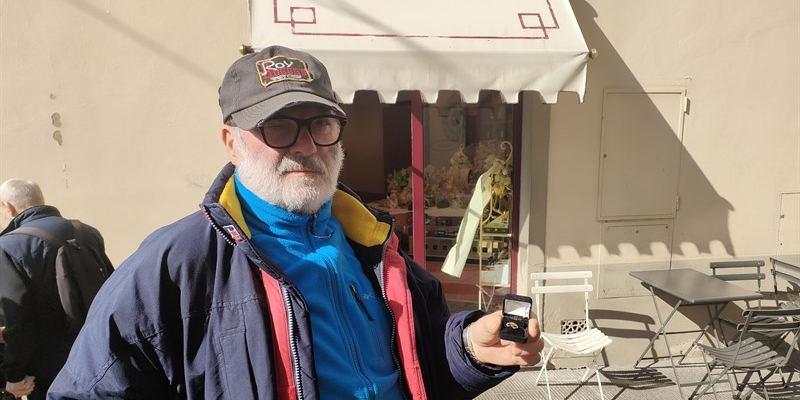 Stefano Rossi mostra la spilla in oro della Federazione  Ciclistica Italiana. 