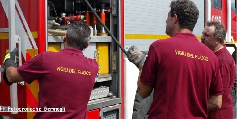 Principio d’incendio in appartamento a Ronta. Vigili del Fuoco liberi dal servizio portano in salvo una persona