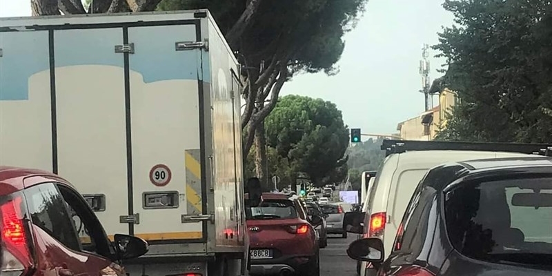 Traffico paralizzato verso piazza Alberti