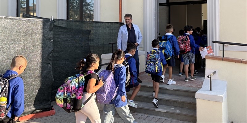 Il sindaco accoglie i bimbi nella scuola rinnovata