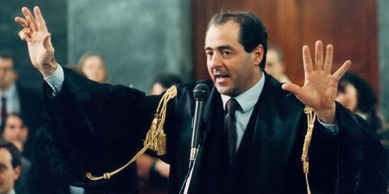 1992 - Scoppia Mani Pulite. Nella foto Antonio Di Pietro nel 1993-1994, come pubblico ministero del processo Enimont-Cusani. Di Pietro è il magistrato più famoso di Mani pulite.
