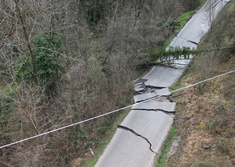 Strada franata a Grezzano