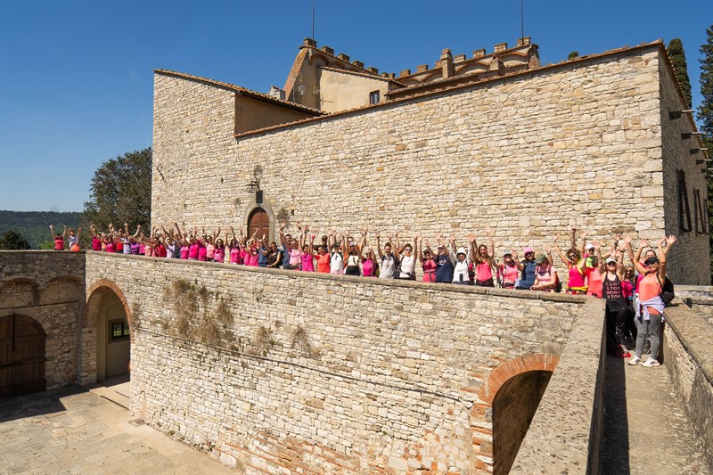 Nipozzano in Rosa, grande successo della raccolta fondi in Valdisieve, un trekking per la Lotta contro il cancro di I sentieri di Arianna