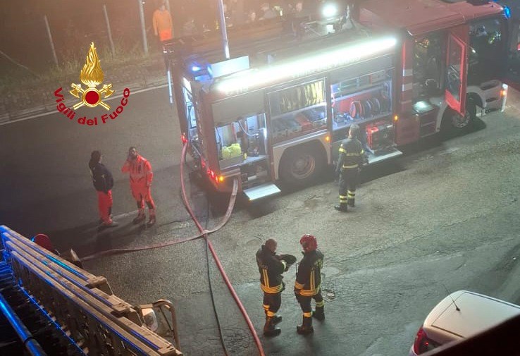 Incendio nella notte a Borgo San Lorenzo: distrutto un appartamento, famiglie evacuate