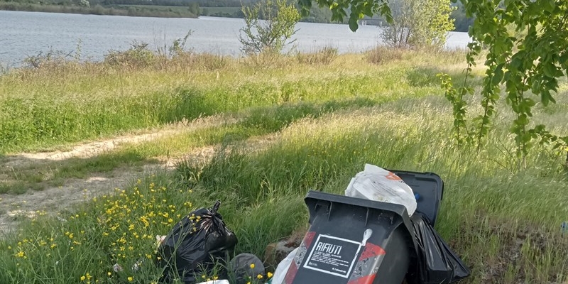 rifiuti lungo il lago di Bilancino