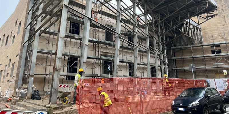 Cantiere ex Lambruschini, in fase di ultimazione a Figline anche la facciata su via Fabbrini: presto un nuovo polo culturale per la comunità