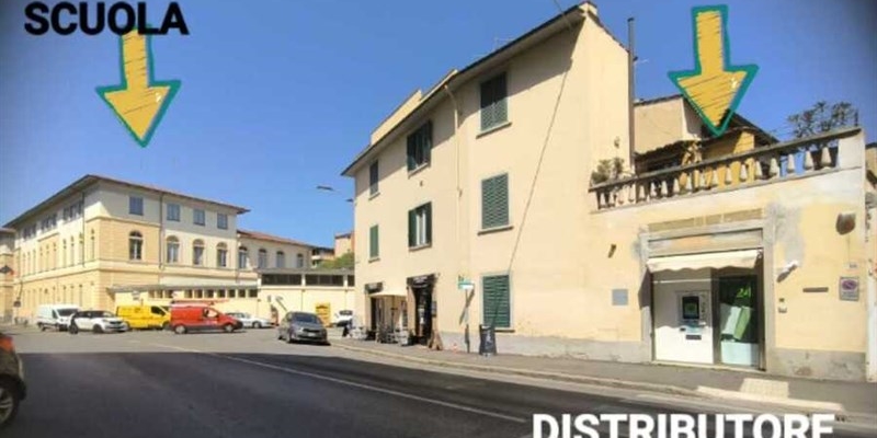 La distanza fra scuola e distributore peraltro ubicato alla fermata dell'autobus!