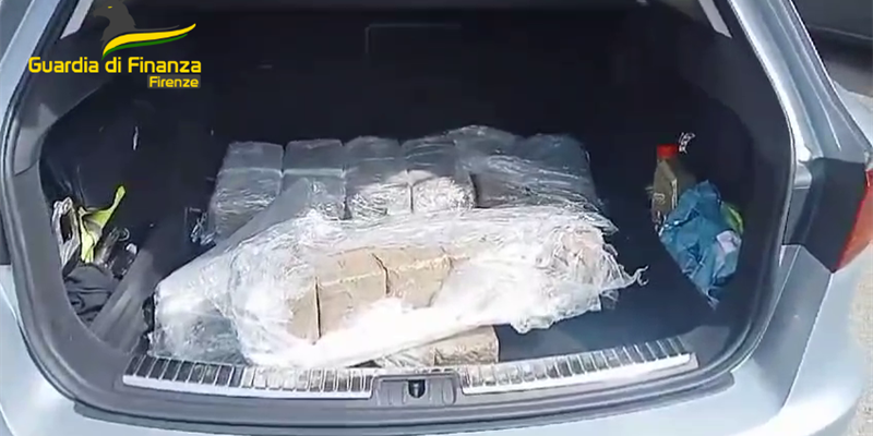 La Guardia di Finanza sequestra 63 kg di hashish, pronti per essere distribuiti sul mercato toscano.