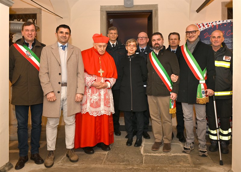 Il Cardinale insieme alle autorità