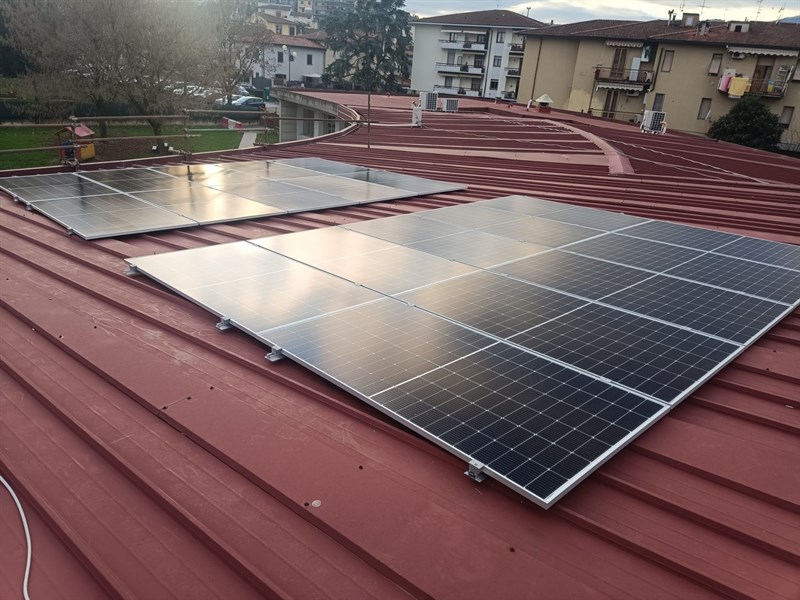 Foto dell'impianto fotovoltaico e  della scuola di Via Piave a Figline 
