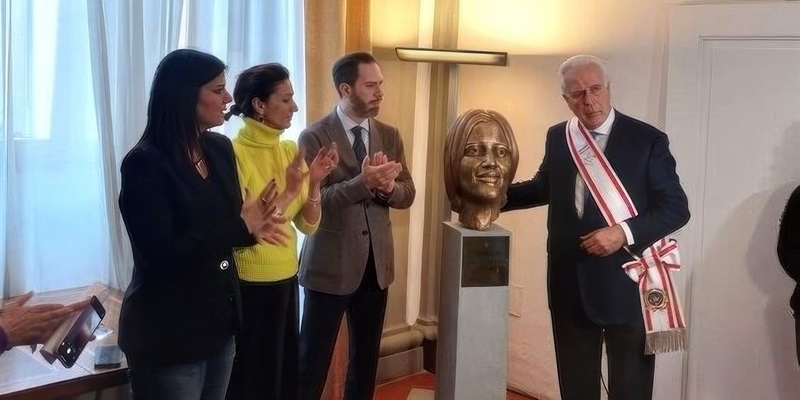 La statua dedicata alla martire iraniana