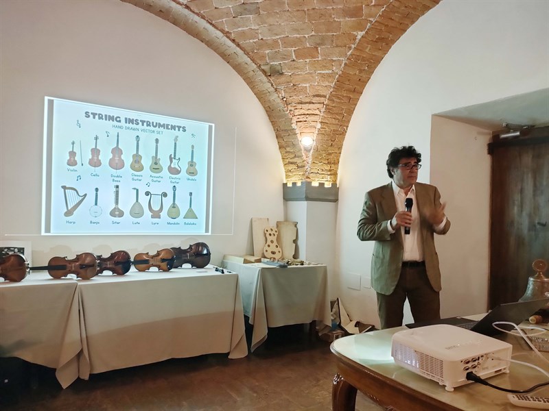 Un momento della conferenza sulla realizzazione dei violini.