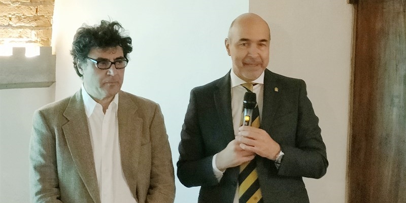 La presentazione del Maestro liutaio Angelo D’Amato a destra con il dott. Pasquale Petrone
