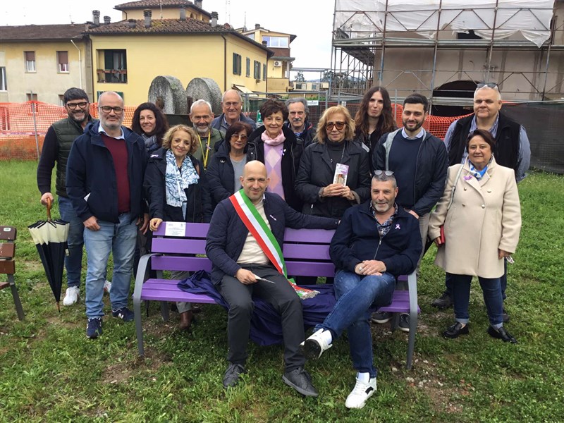 La panchina lilla arriva a Signa