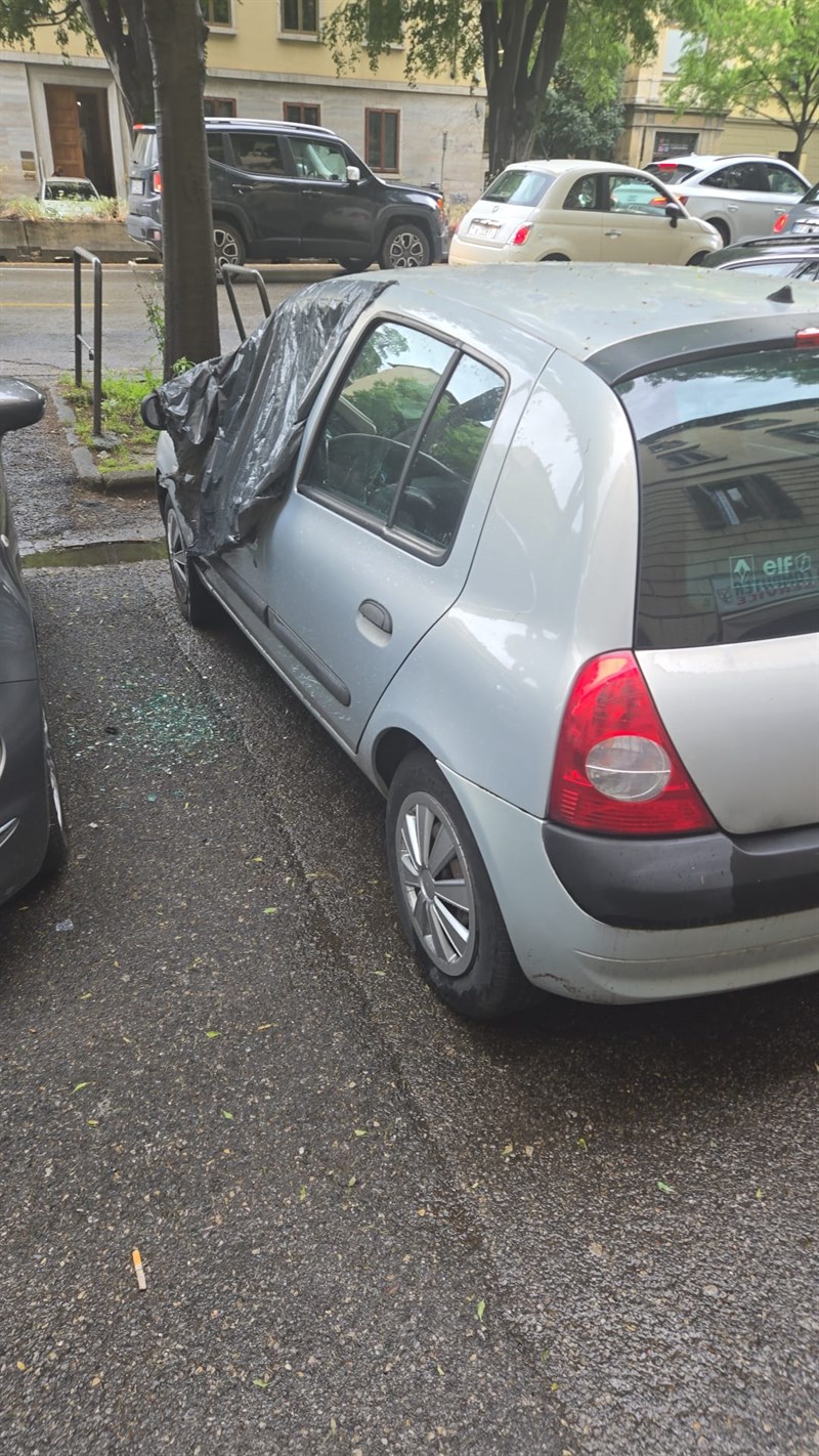 Spaccate in viale Gramsci