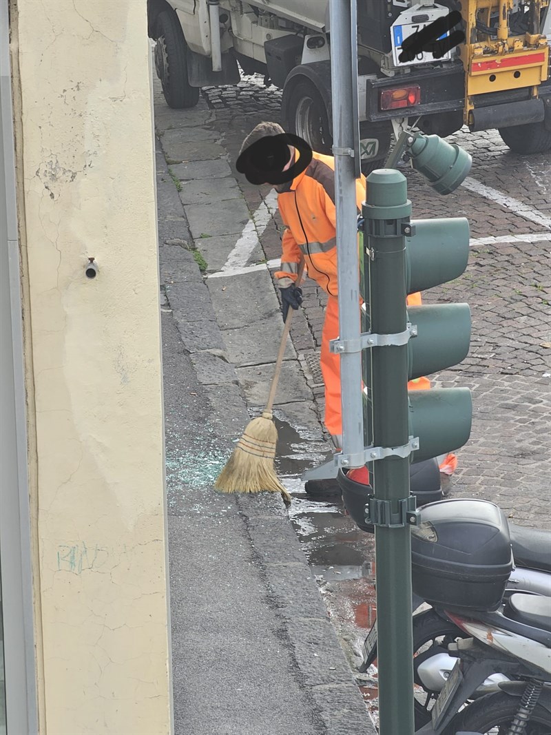 Spaccate in viale Gramsci