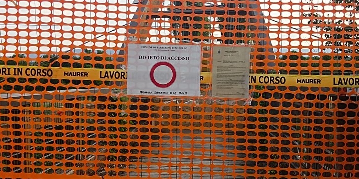 La chiusura della passerella sulla Lora