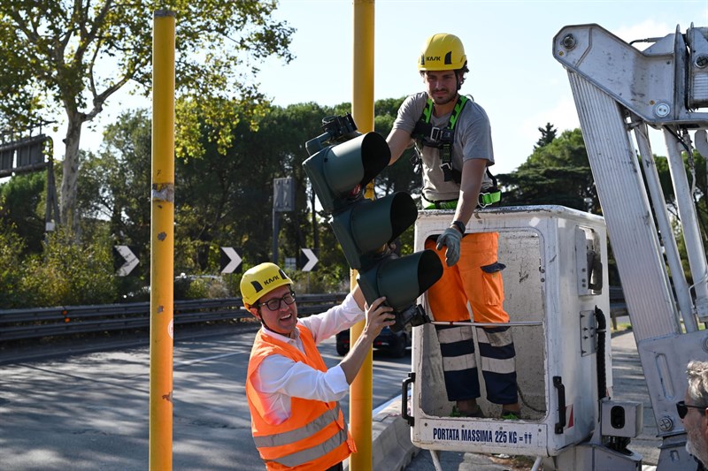 il sindaco Nardella rimuove il semaforo