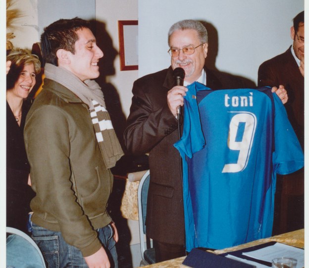 La consegna della maglia azzurra di Luca Toni a Salvatore Ragazzi.