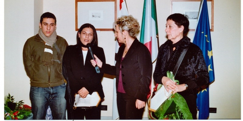 Paola Leoni mentre intervista i congiunti di due carabinieri uccisi  a Nassiriya  